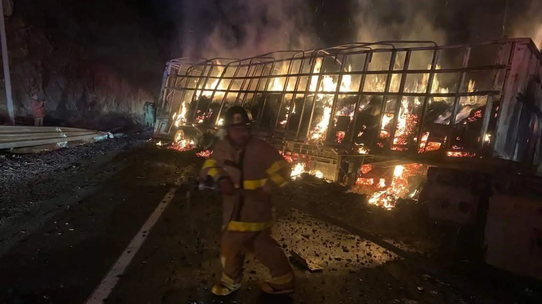 Protección civil, bomberos, choque en la supercarretera