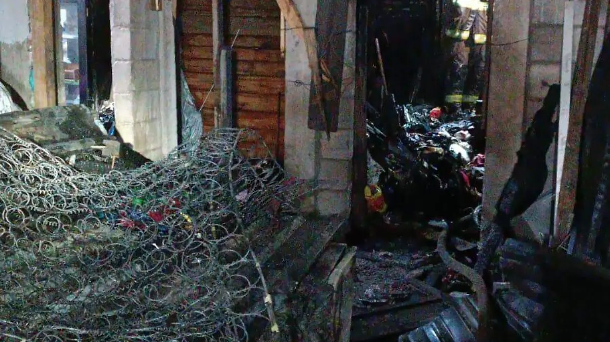 Casa quemada atendida por bomberos