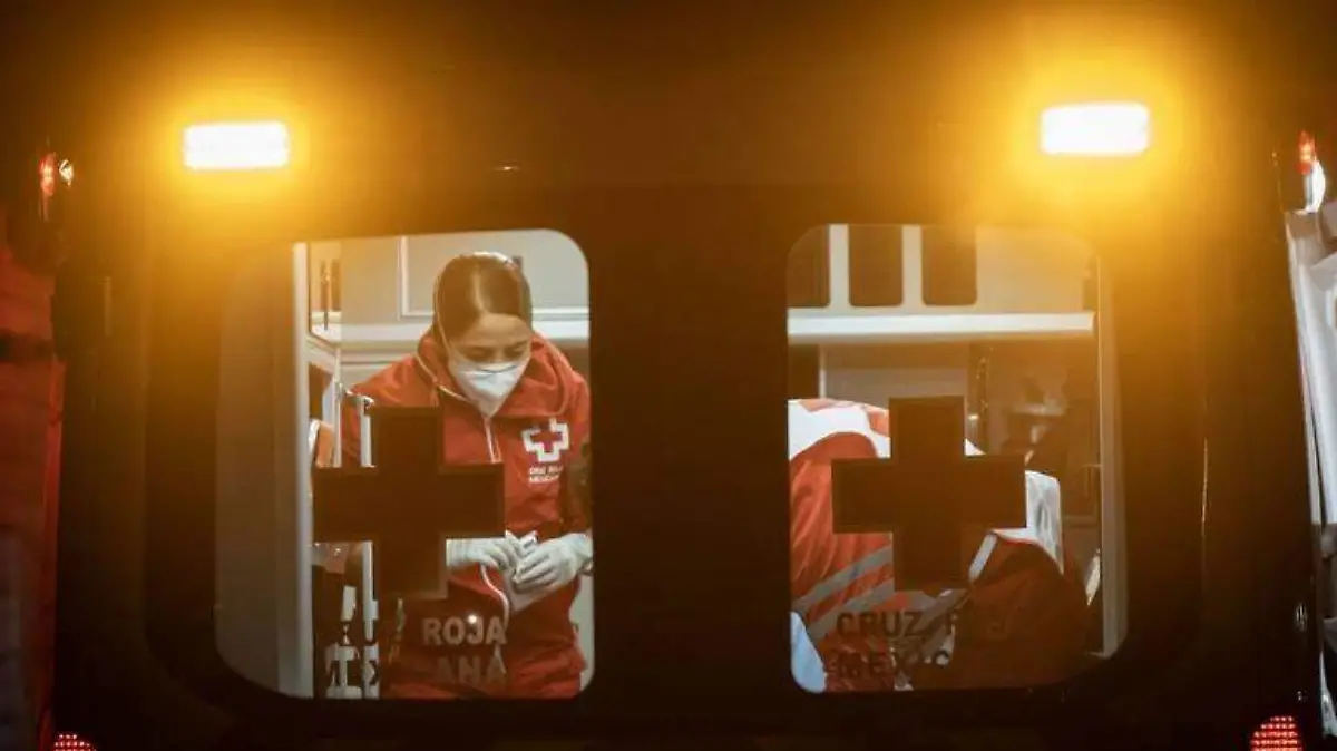 Paramédicos en ambulancia de la Cruz Roja