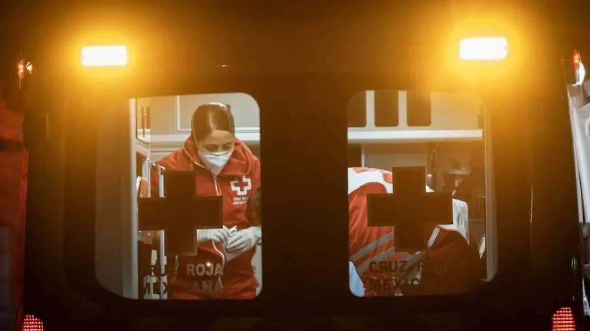 Paramédicos en ambulancia de la Cruz Roja