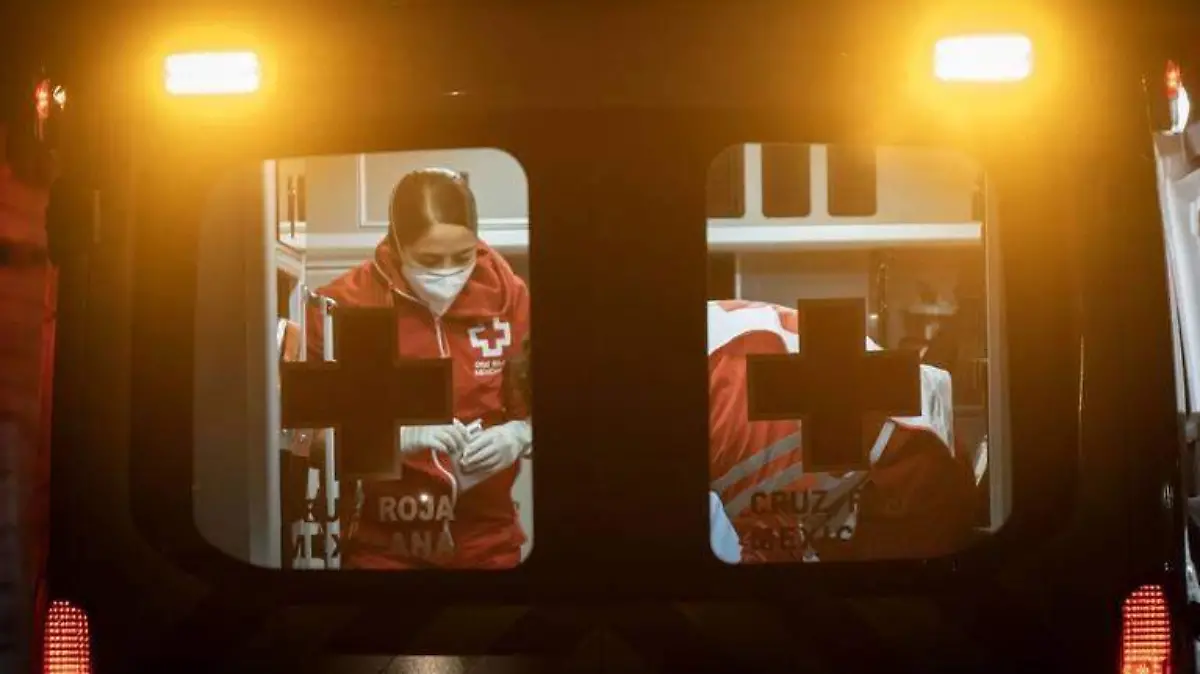 Paramédicos en ambulancia de la Cruz Roja
