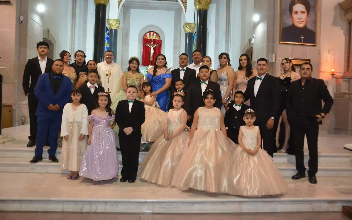 Al término de la misa la familia posó junto a la quinceañera