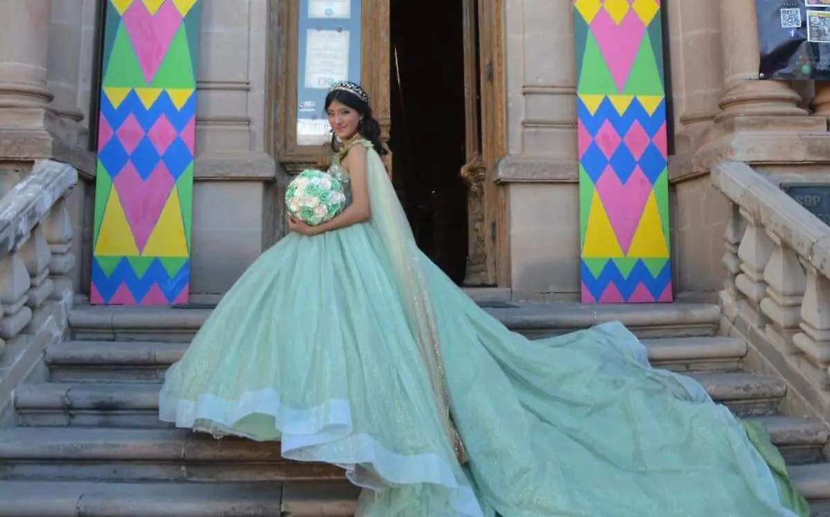 La joven quinceañera en su sesión fotográfica