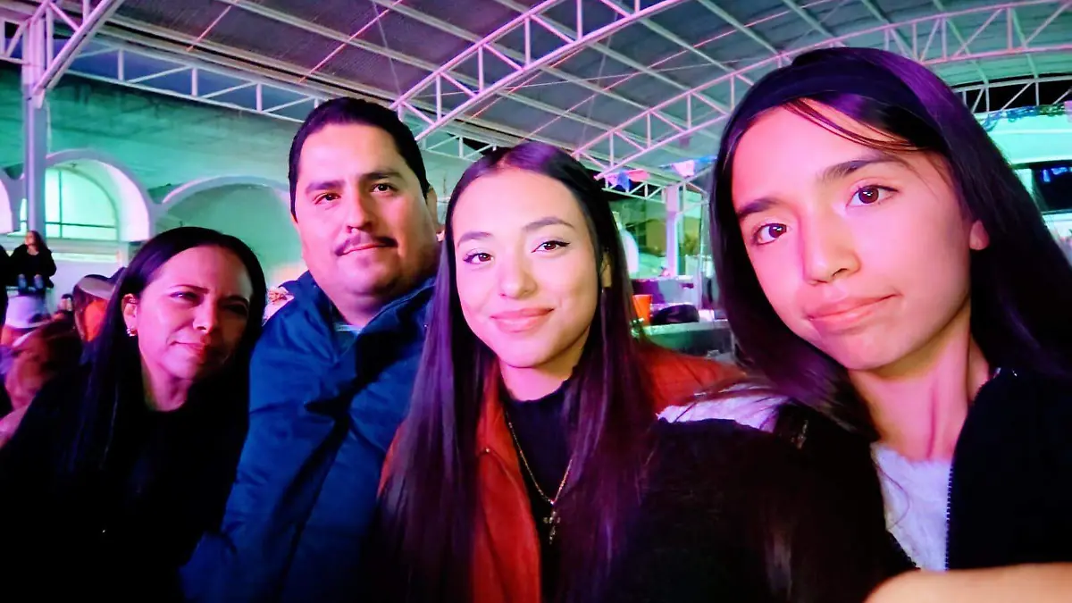 Celebró su cumpleaños el licenciado Osbaldo Martínez Ramírez, le acompaña su esposa e hijas