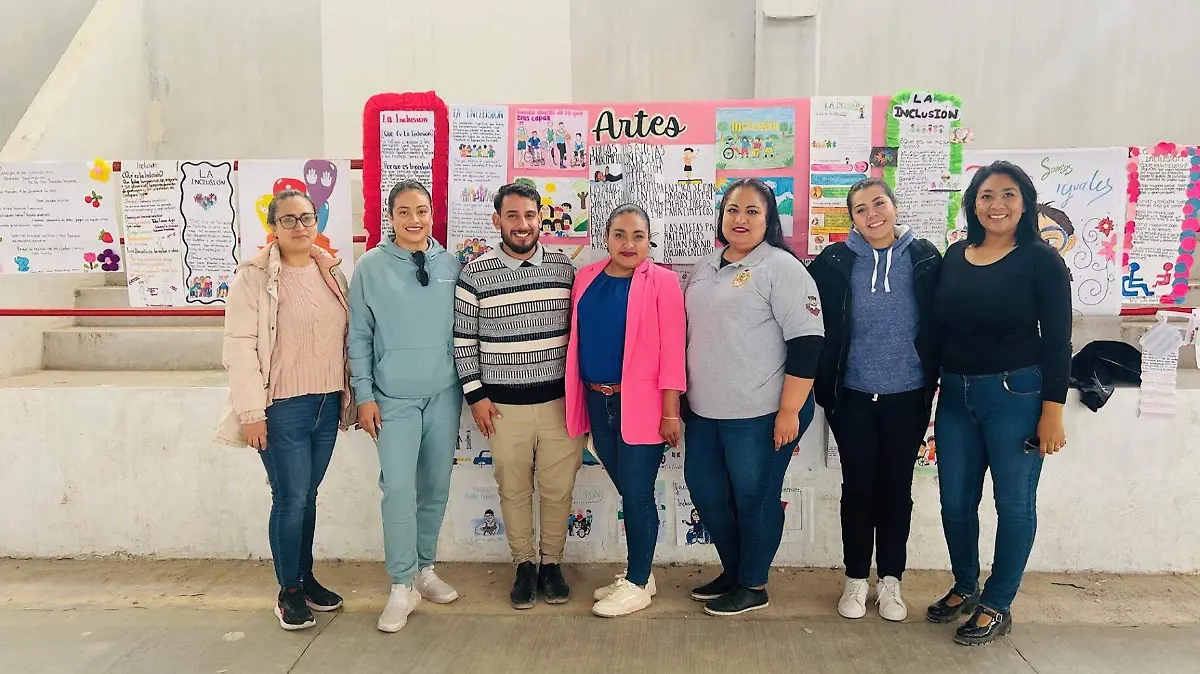 Directora de la Escuela Secundaria Severino Ceniceros Cinthia Gabriela Canseco Gavira con sus Maestros