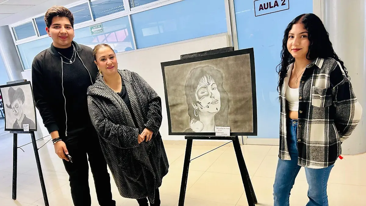 Instructor Francisco Javier Esquivel González y la dra. Cecilia Itzel Reyes Gómez mostrando emotivo dibujo
