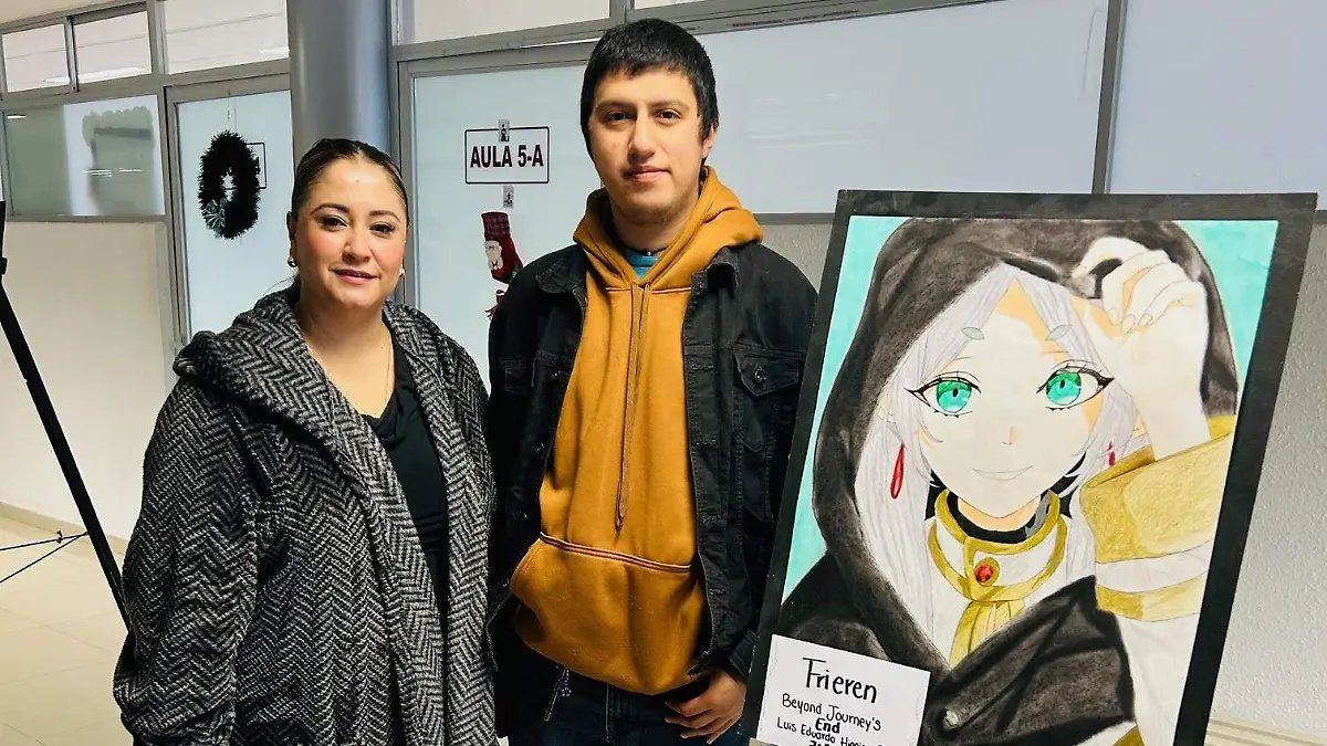 Luis Eduardo Hinojosa Ruiz posando al lado de  su dibujo