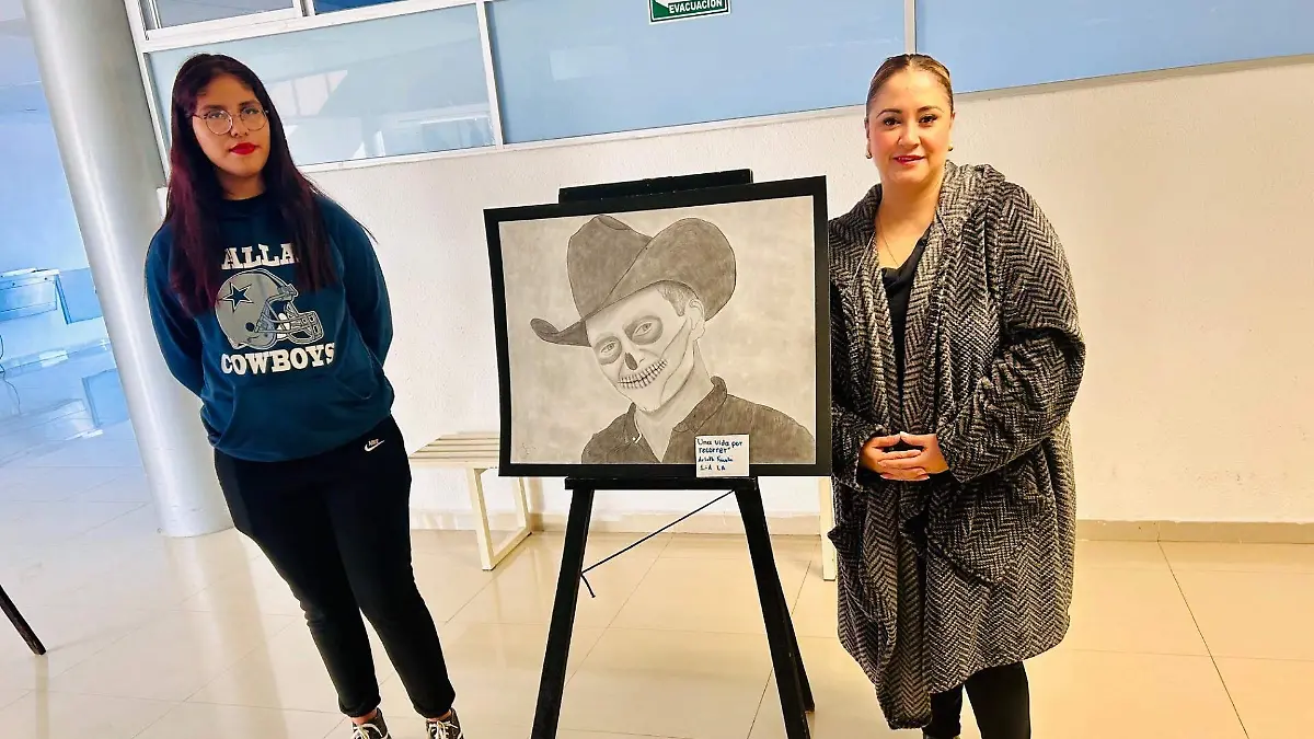Lucero Arleth Favela Ochoa en la exposición de dibujo y pintura con la dra. Cecilia Itzel Reyes Gómez