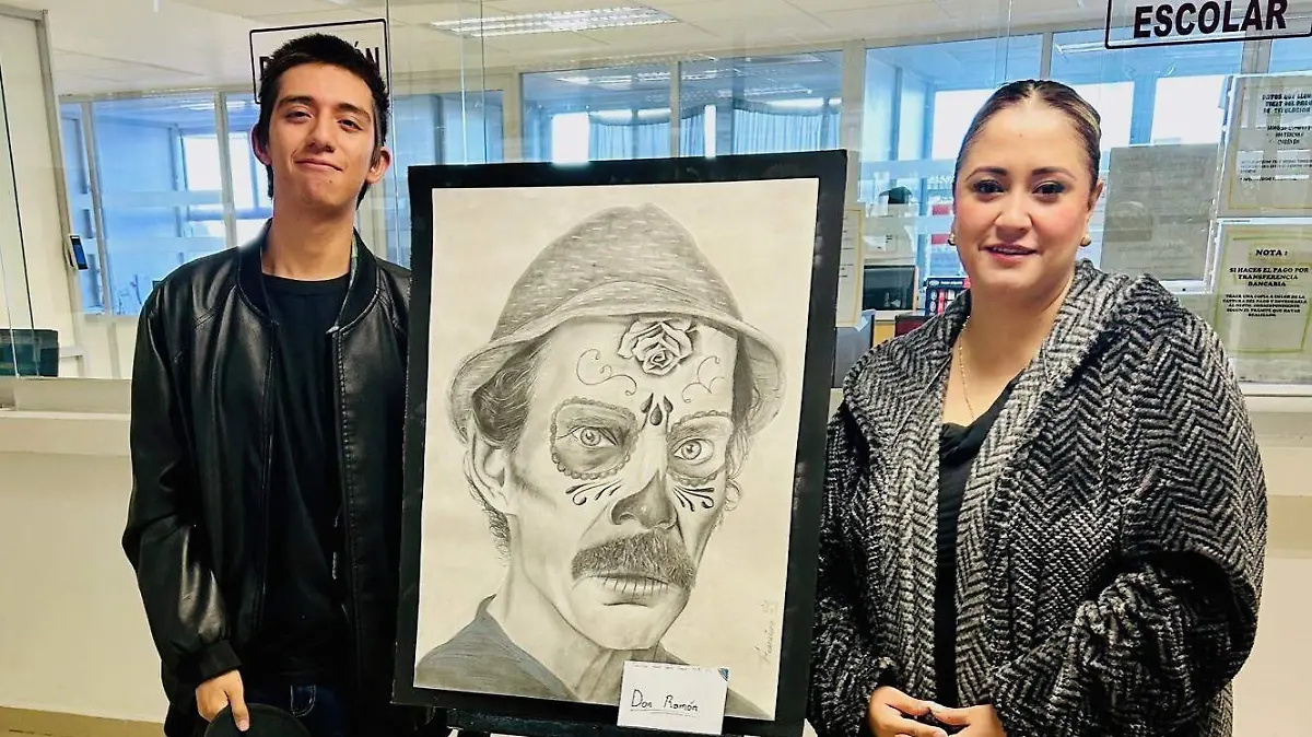 Francisco Jared Sotelo Cuevas en la exposición de dibujo y pintura, acompañado de la doctora Cecilia Itzel Reyes Gómez
