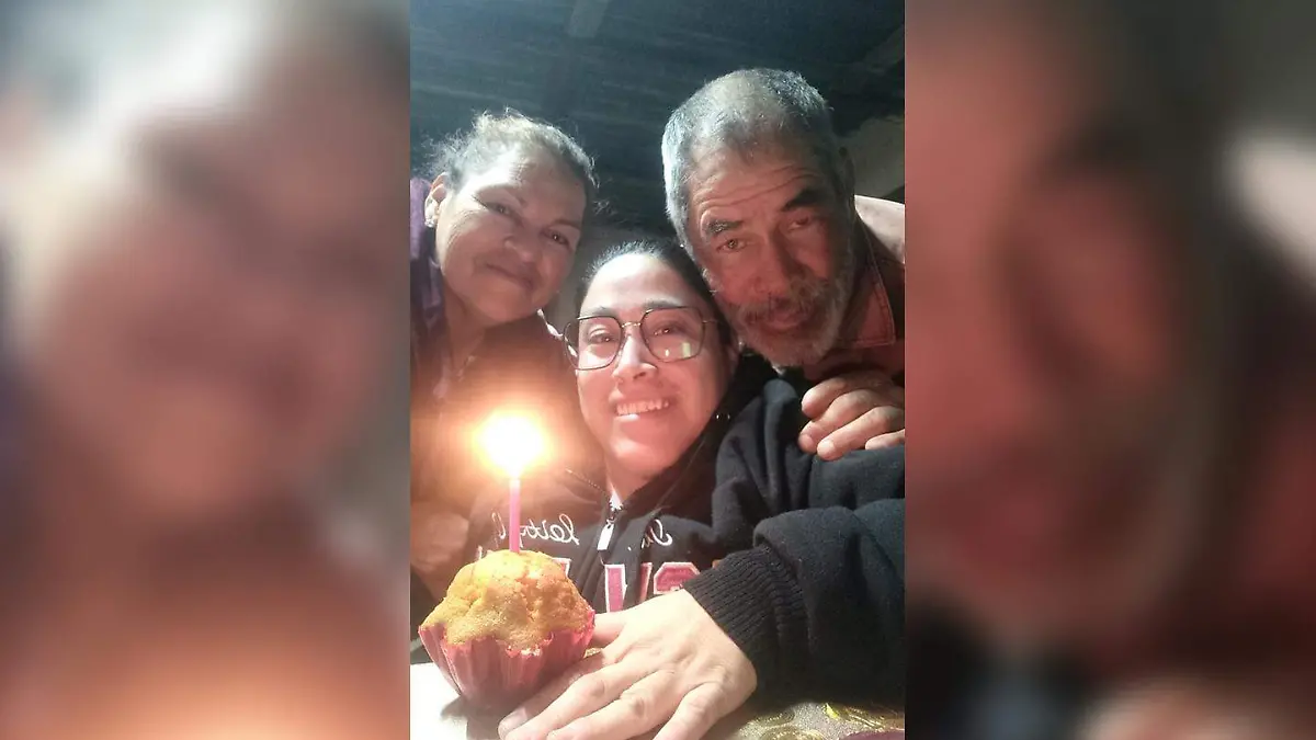 Hermosa cumpleañera Lupita Morales Díaz acompañada de sus papás
