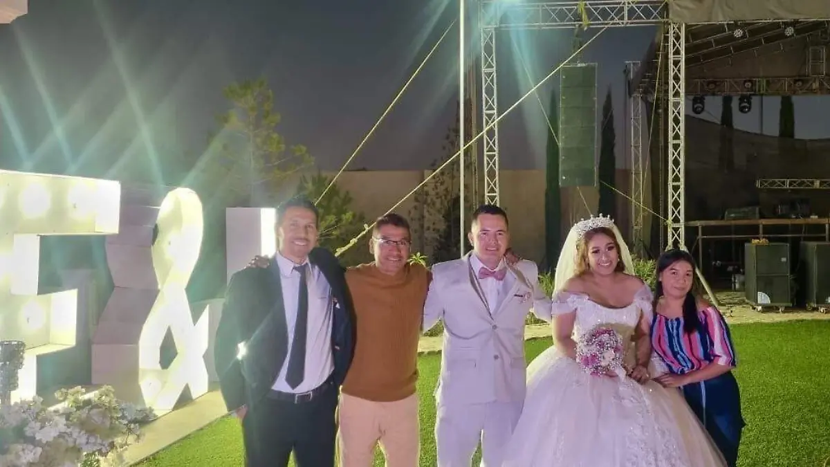 Amigos de los esposos Jonatán Fernández Rodríguez y Evelyn Daniela Reyes Ávila