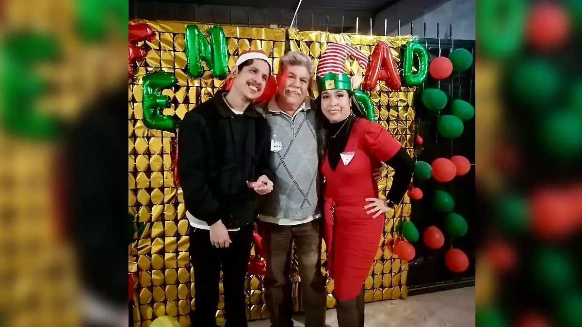 Araceli Rivera Flores acompañada de su padre y hermano