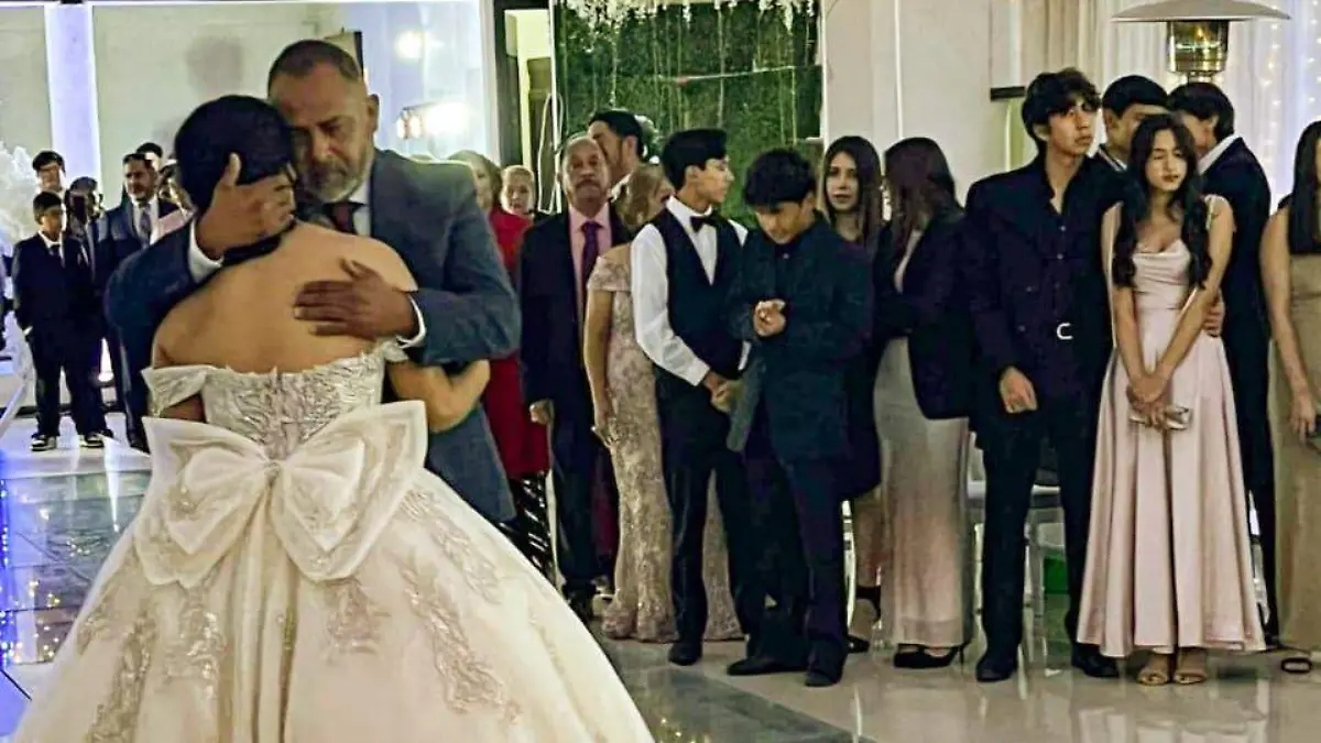 Victoria Kamilah celebra sus XV años 