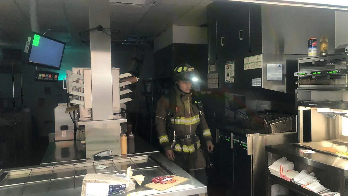 Se incendia comercio en la central camionera