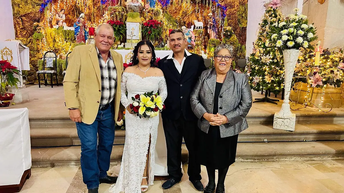 Padrinos de velación Juanito Castellanos y Paty Galván con sus ahijados Jaime y Mónica