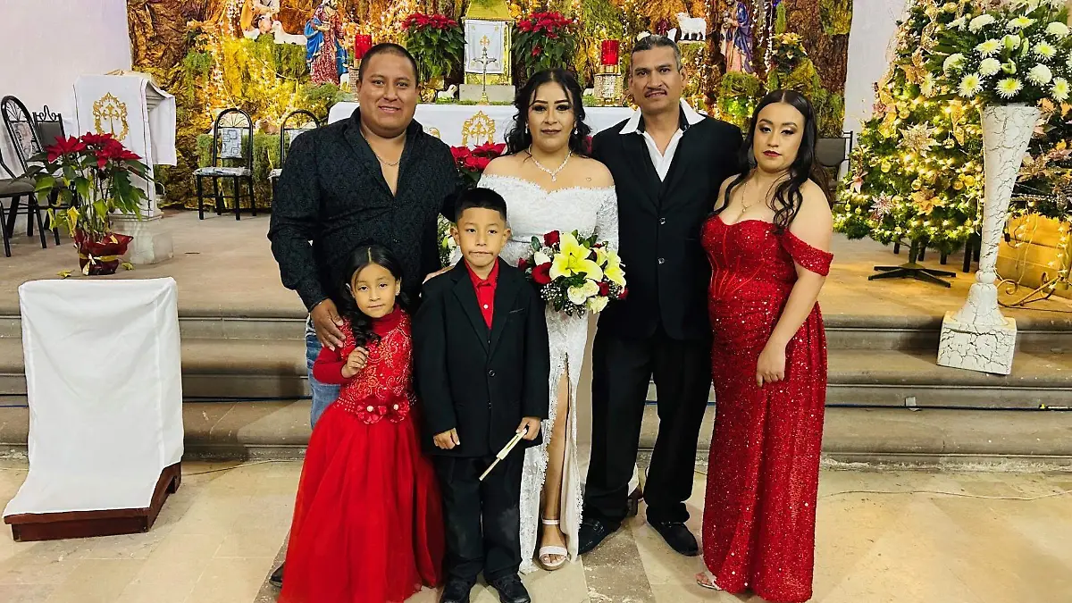 Lizeth Camacho y Ulises Rodríguez acompañando a los esposos Jaime y Mónica