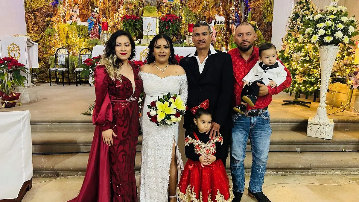 Juan Carlos Ochoa y Rocío Rodríguez felices con los esposos Jaime y Mónica