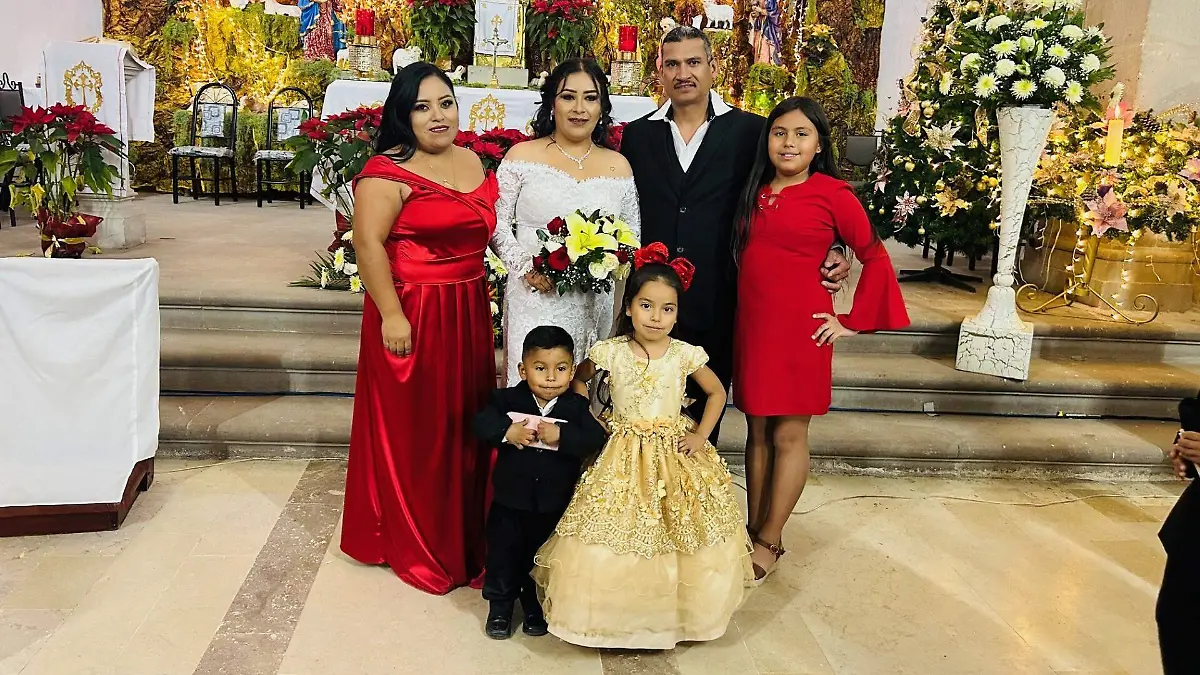 Yaressi Lizbeth Rodríguez Campos y sus hijos con los esposos Jaime y Mónica