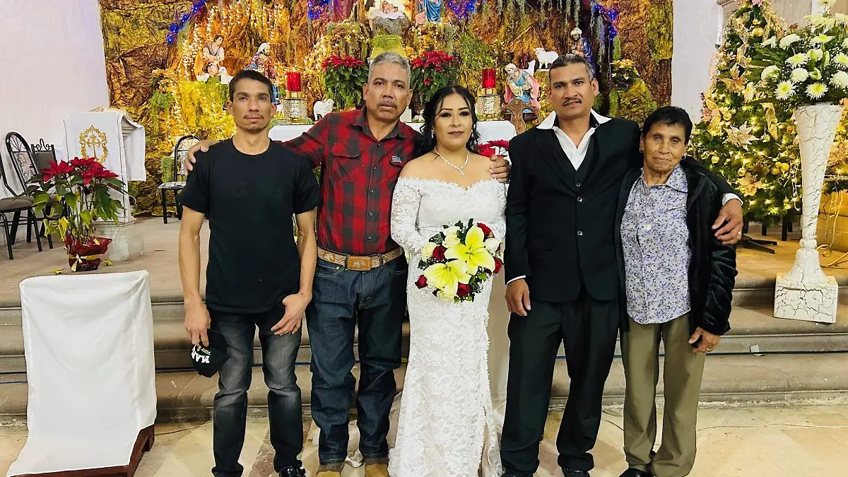 Mónica Rodríguez Campos y Jaime Mesta Esquivel acompañándoles la Señora Tobías Esquivel Morales, Héctor y Omar Mesta