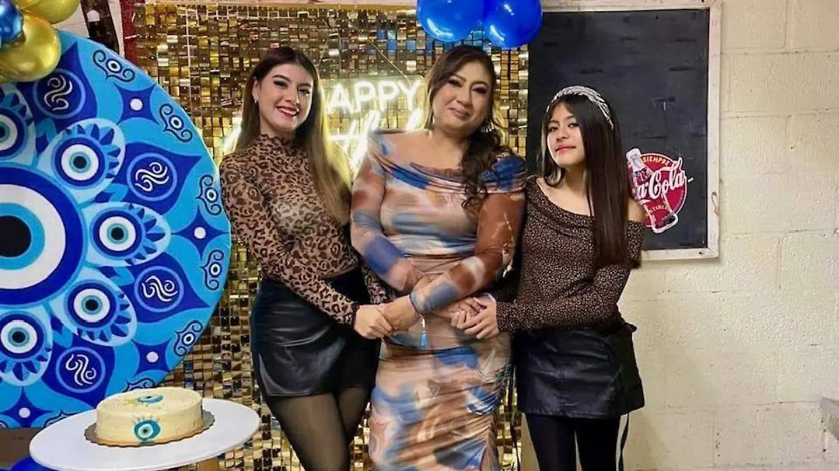 En su cumpleaños la Maestra Edith Dosal Medellín con sus bellas hijas