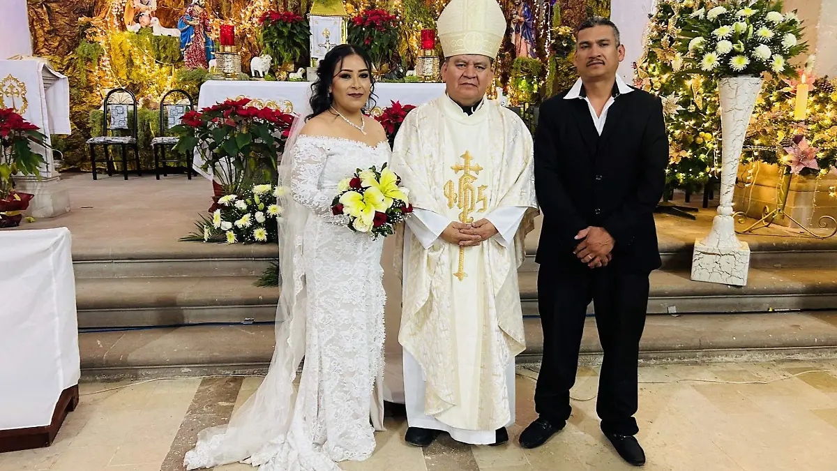 Acompañados de Monseñor Enrique Sánchez Martínez los novios Mónica Rodríguez Campos y Jaime Mesta Esquivel