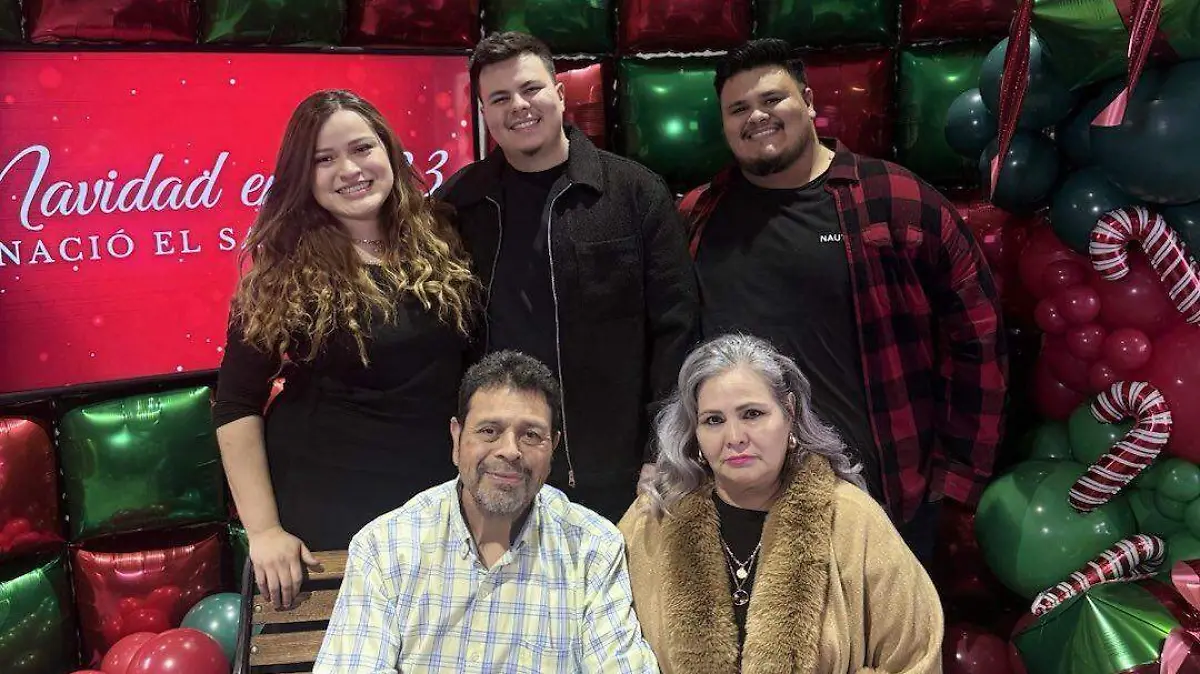 La familia Villa Ortega desean a todos un Feliz a;o nuevo 2025