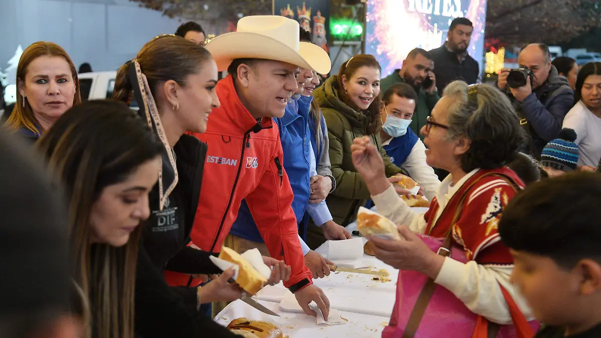 Esteban Villegas, Marisol Rosso y Toño Ochoa comparten histórica Rosca de Reyes