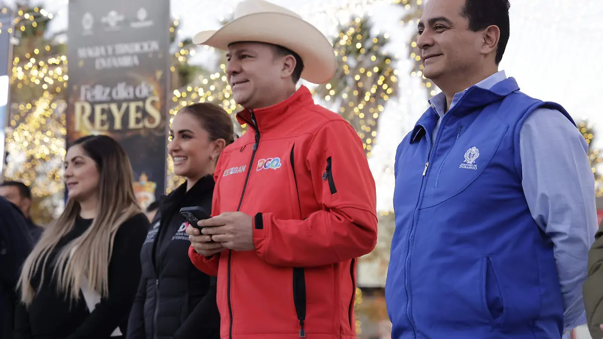 Comparte Toño Ochoa rosca de reyes con familias duranguenses