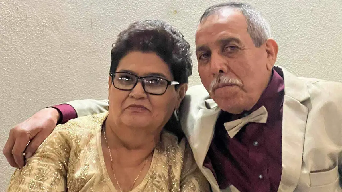 Emocionados refrendaron sus votos matrimoniales al cumplir su 50 aniversario de bodas los señores José Ángel Alcalá y Teresa Carrillo Guerrero