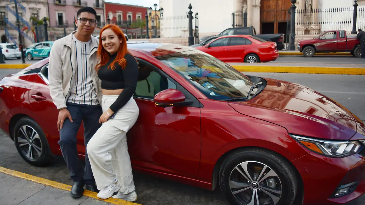La pareja Francisco Hernández y Selena Talavera en Plaza de Armas