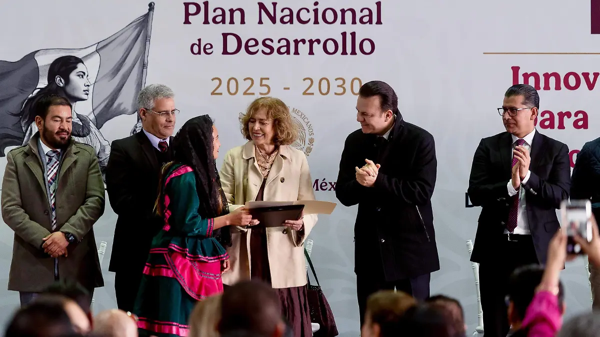 Esteban Villegas junto a la secretaria de Ciencias, Humanidades, Tecnología e Innovación, Rosaura Ruiz