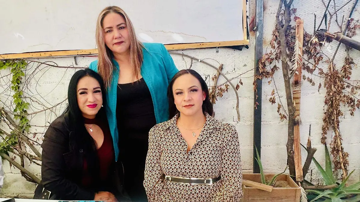 Yuly Juárez Herrera acompañada de sus amigas