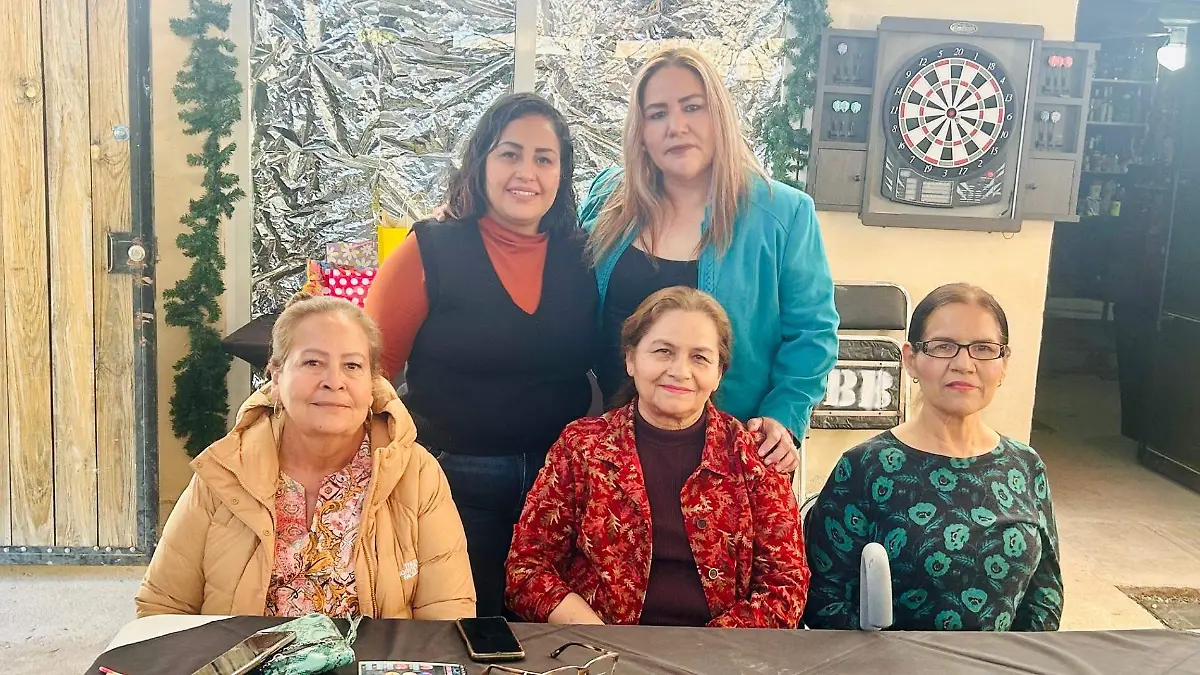 Yuly Juárez Herrera feliz con sus invitadas en su fiesta de cumpleaños