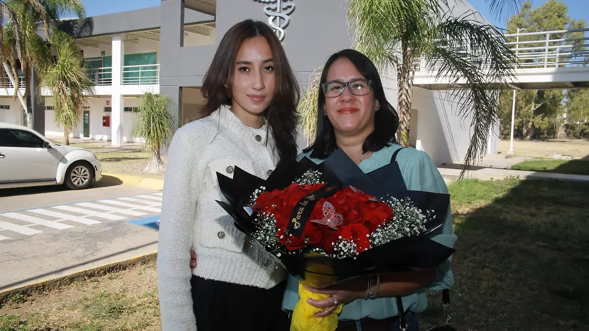 Muy emocionada recibió la felicitación de su hermana Mayra Serrano Zamora