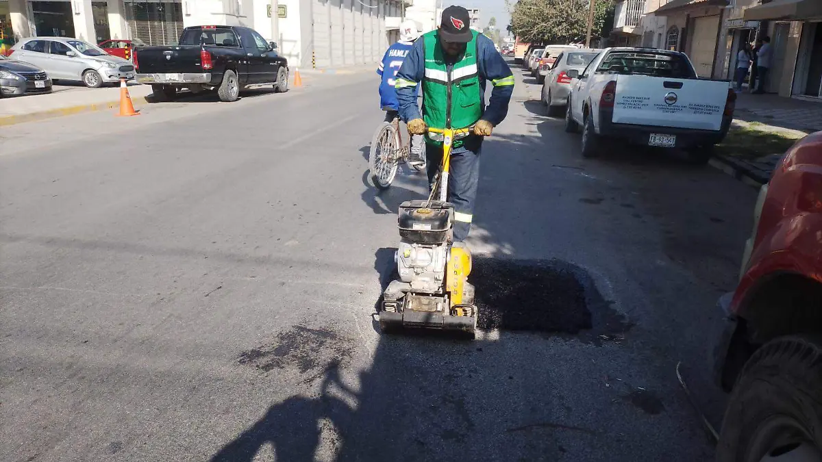 Programa de bacheo continúa mejorando vialidades en diversos puntos del municipio