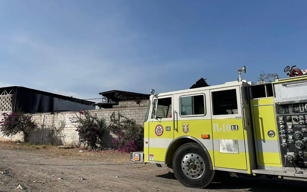 Corto circuito provoca incendio en maderería de Gómez Palacio
