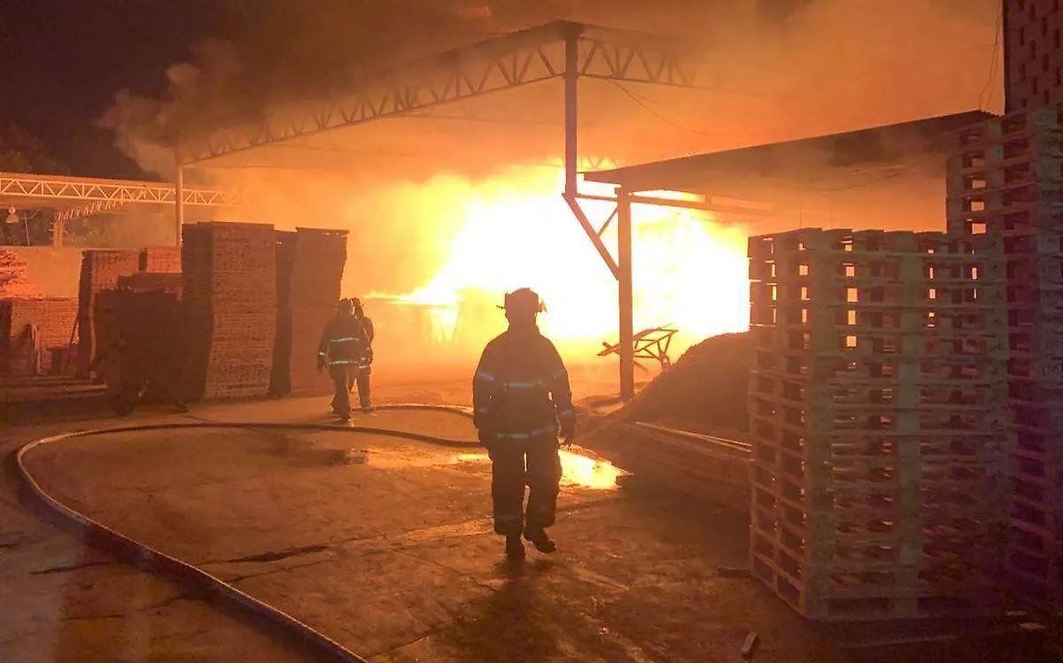 Corto circuito provoca incendio en maderería de Gómez Palacio