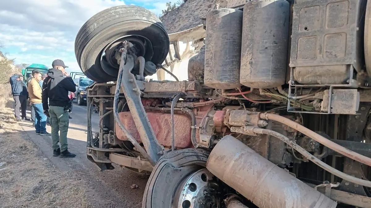 Ebrio chofer vuelca tractocamión en la carretera 