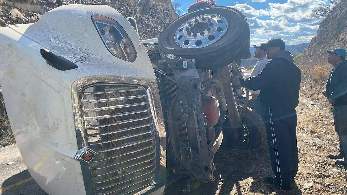Ebrio chofer vuelca tractocamión en la carretera 