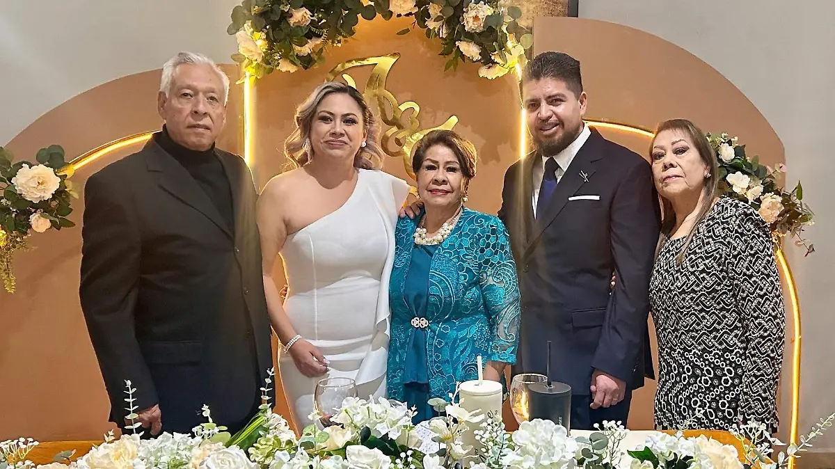 Dulce Árlenne Torres Espinoza e Iram Cisneros Moreno, acompañados de la familia Villarreal Espinoza