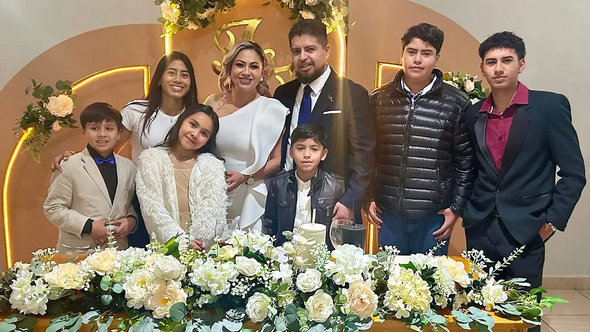 Con sus hijos, Dulce Árlenne Torres Espinoza e Iram Cisneros Moreno