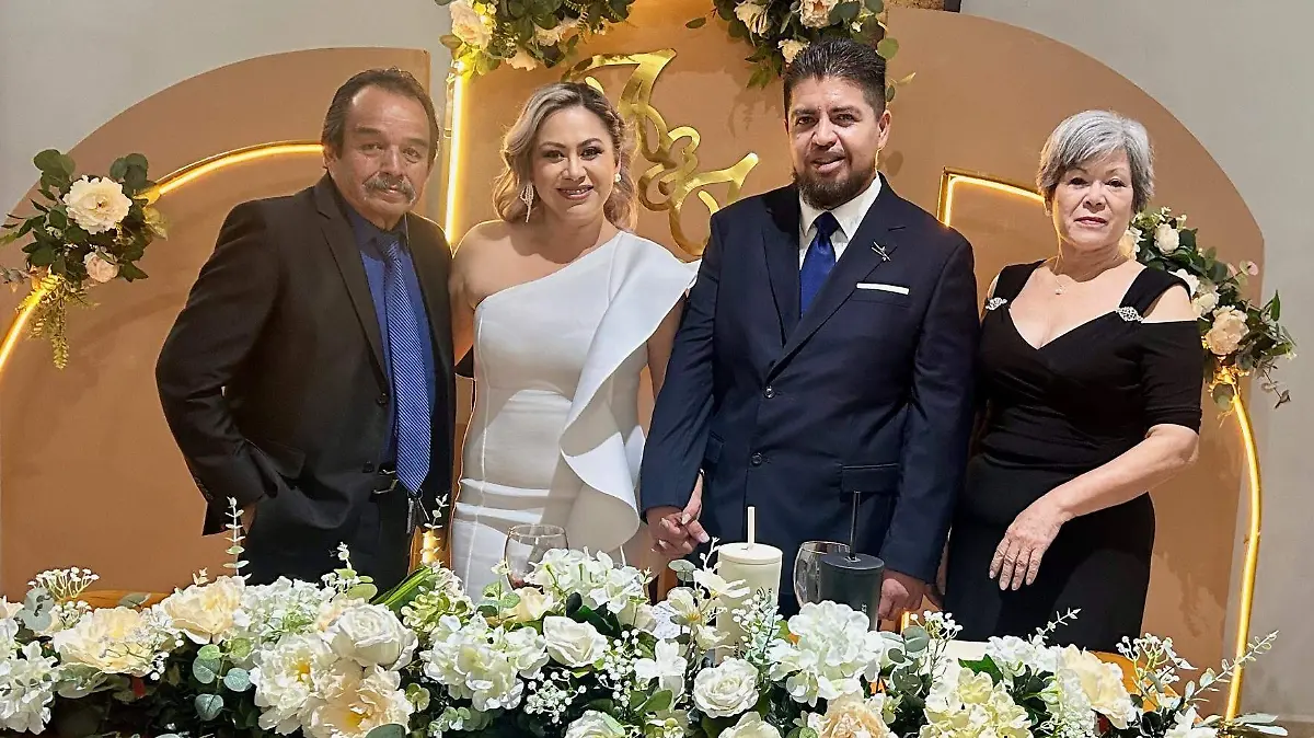 Salvador Torres Vázquez y su esposa Tere Mancha disfrutando de la fiesta de Dulce Árlenne e Iram 