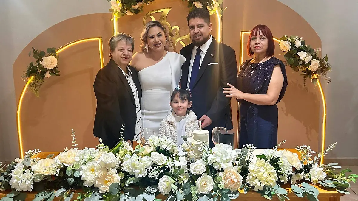 En la recepción los acompañaron Lety y Lulis Torres Vázquez 