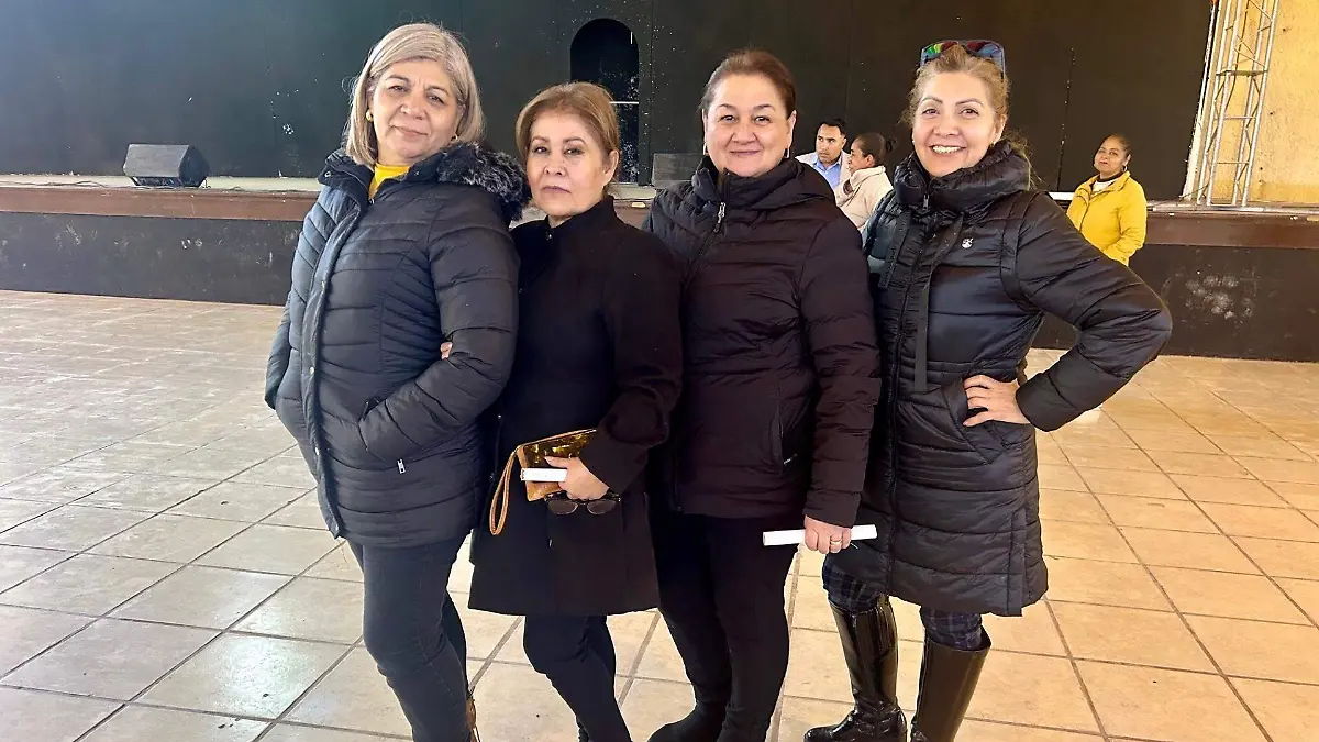 Doctora Magda López Robledo de de la Barrera con sus amigas en evento cultural
