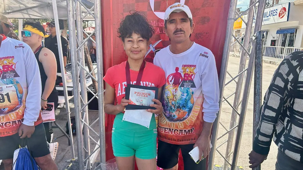 Tomy Beltran con la ganadora Luly Galvan