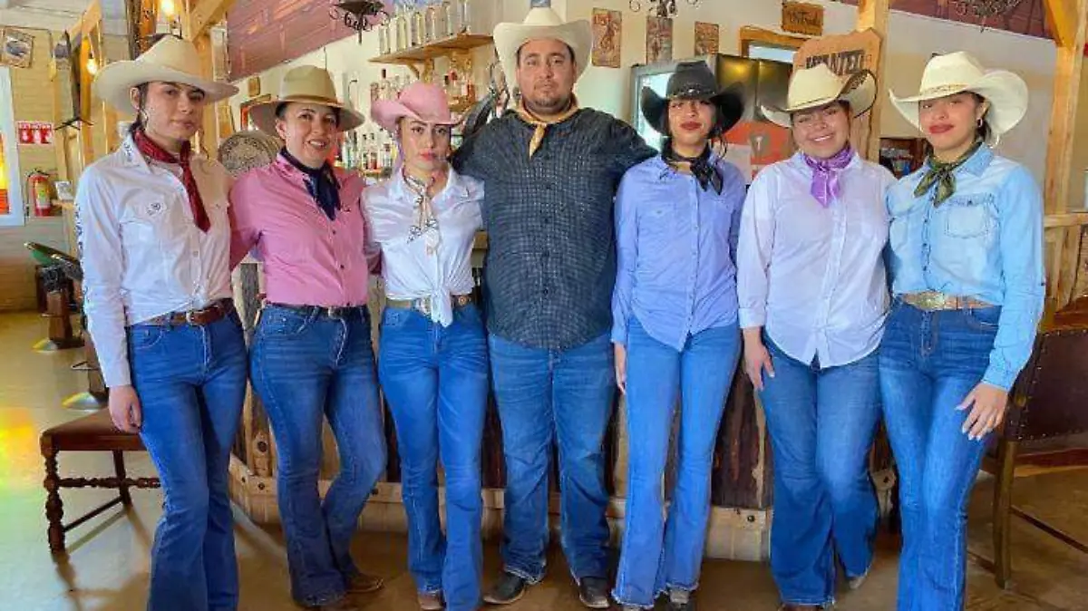 Dinámico grupo de neoidealenses presentes en este espacio social