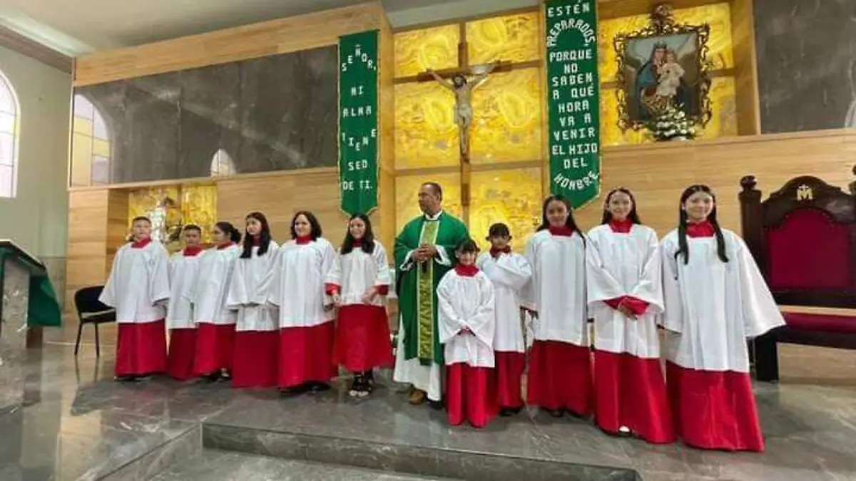 El grupo de monaguillos de la parroquia del Sagrado Corazón junto al sacerdote Rafael Villarreal