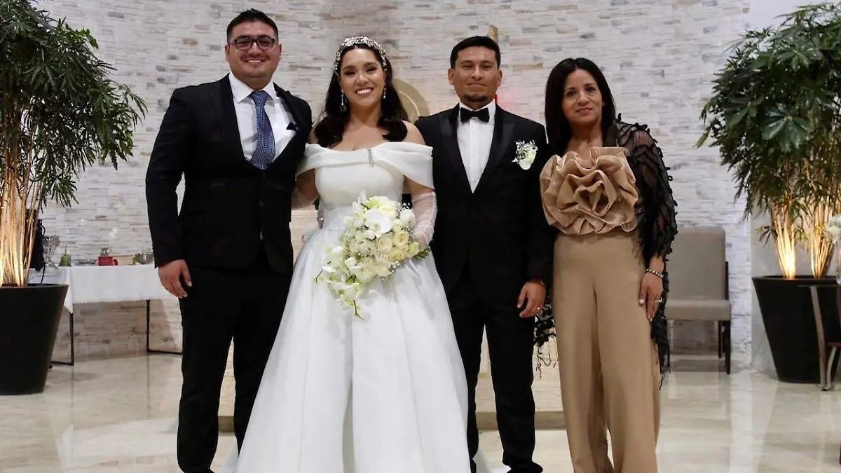 Sebastián Morales y su madre acompañando a los novios Alondra Esquivel y Raúl Cueva