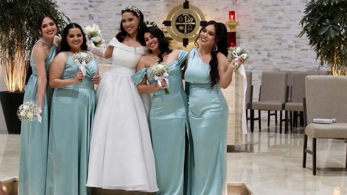 Alondra Esquivel y Raúl Cuevas posando con sus damas de honor