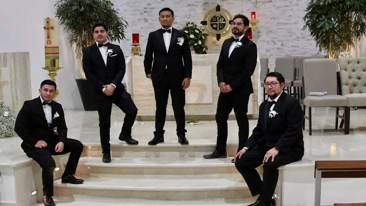 Amigos de los ahora esposos Alondra Esquivel y Raúl Cuevas